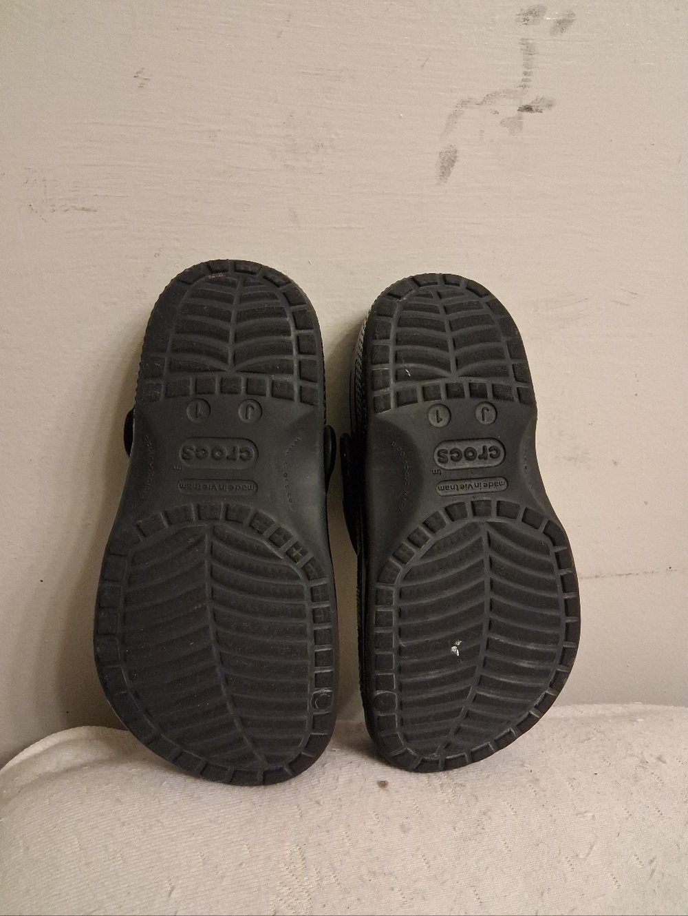 Kids Black Slip-On CROCS Clogs SizeJ1 - Picture 15 of 16